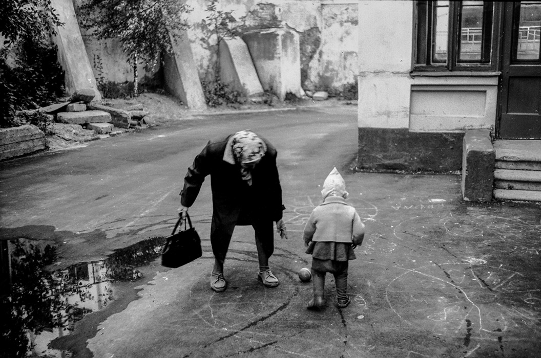 Во дворе дома по ул.Мясникова 35, Минск, 1986 год