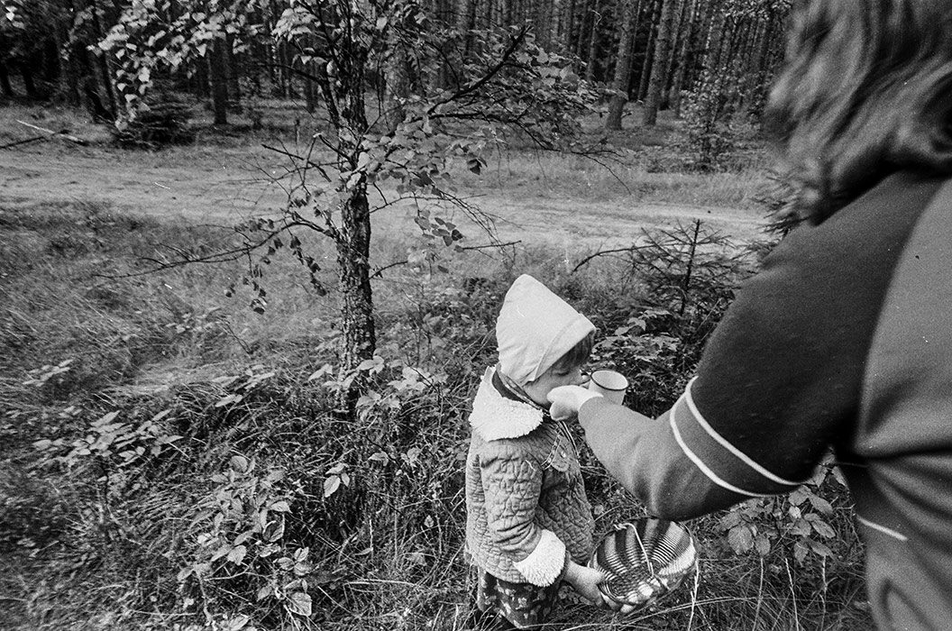 Сбор ягод на турбазе. Минский р-н, 1987 год